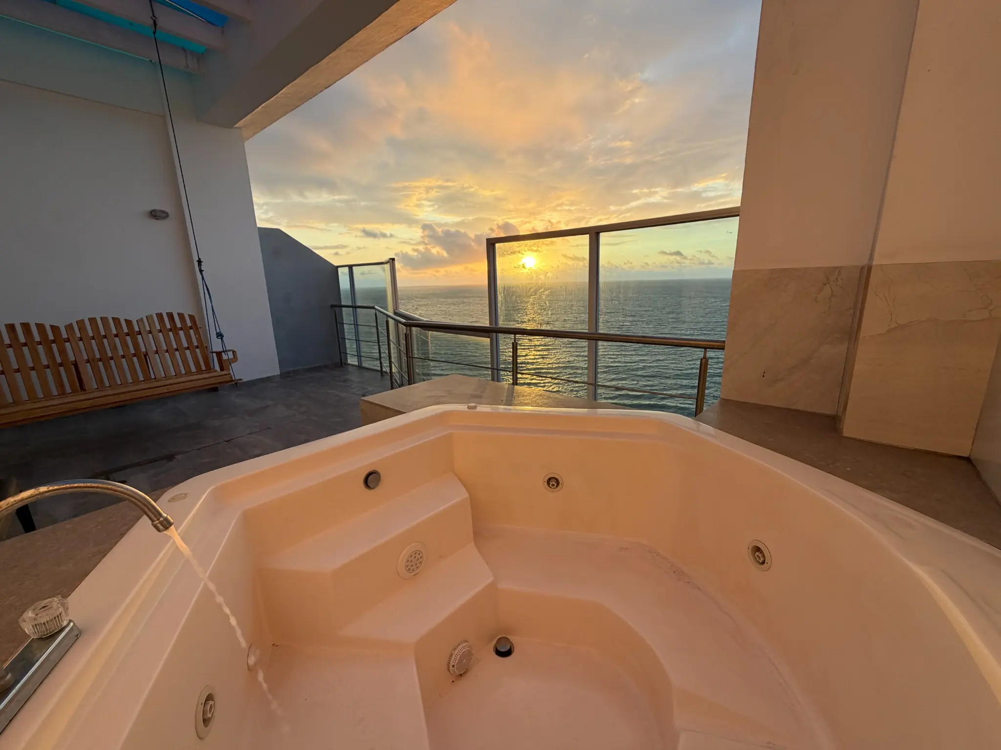 Jacuzzi privado del Penthouse Playa Azul frente al océano al atardecer