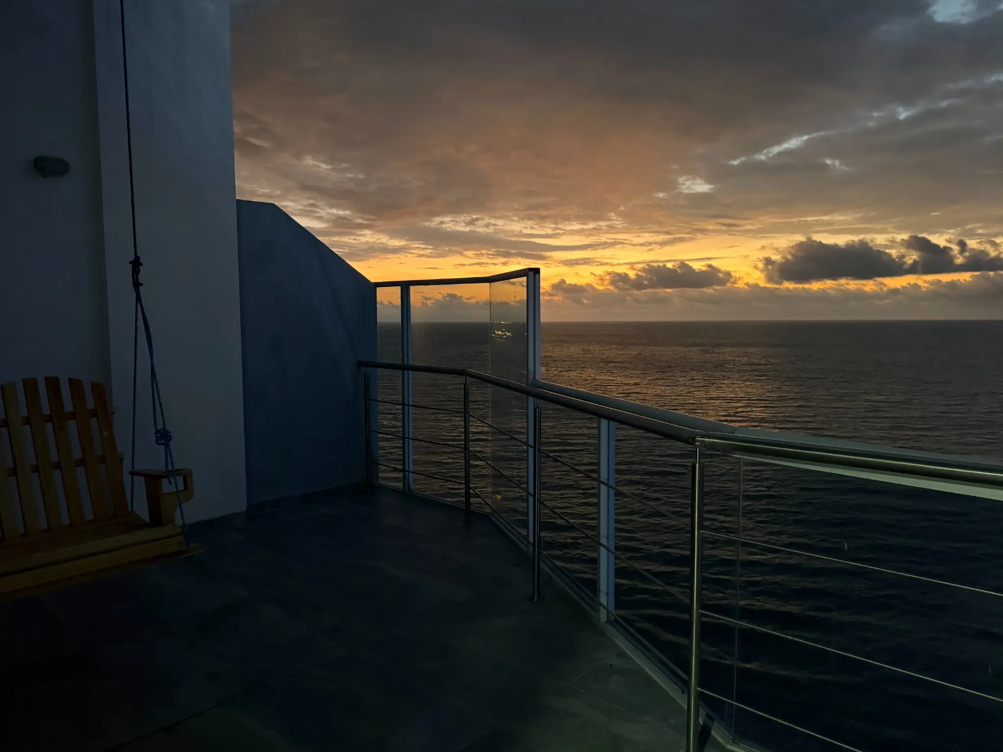 Terraza privada del penthouse sobre el océano al atardecer
